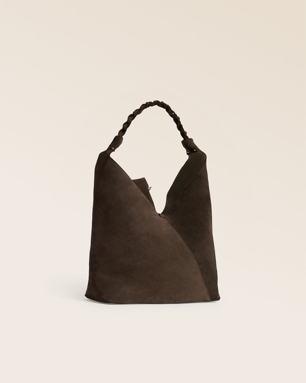 Notre sac Jade Renouard en cuir veau velours espresso, vu de quart en studio.