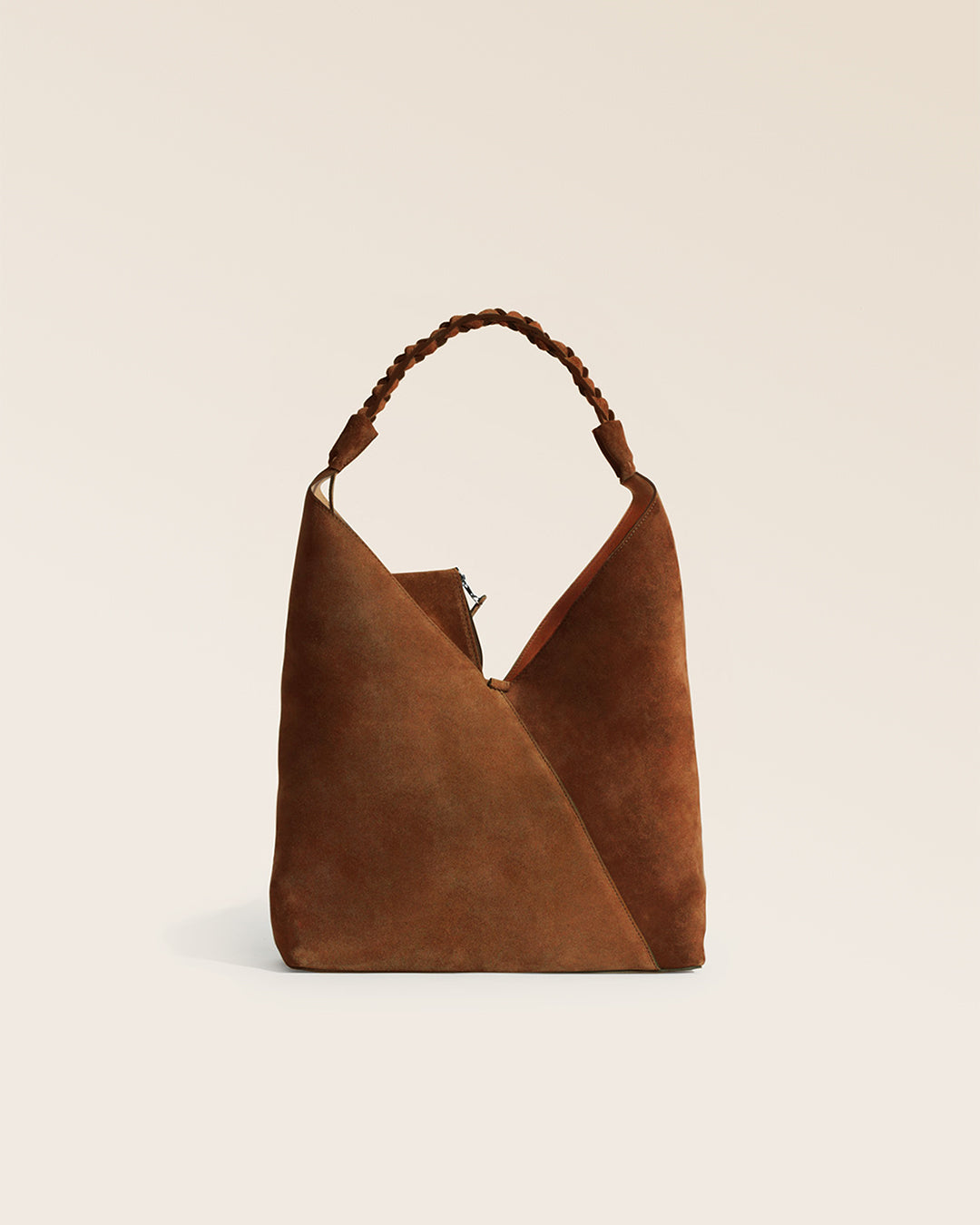 Notre sac Jade Renouard en cuir veau velours noisette vu de face en studio.