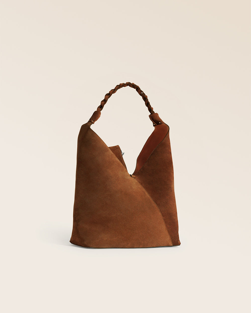 Notre sac Jade Renouard en cuir veau velours noisette vu de quart en studio.