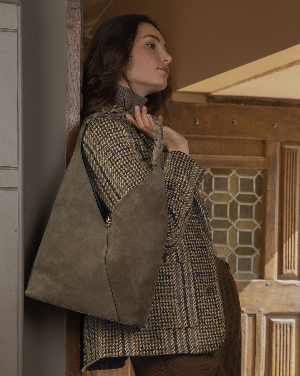 Notre sac Jade Renouard en cuir veau velours truffe, vu porté par notre mannequin.