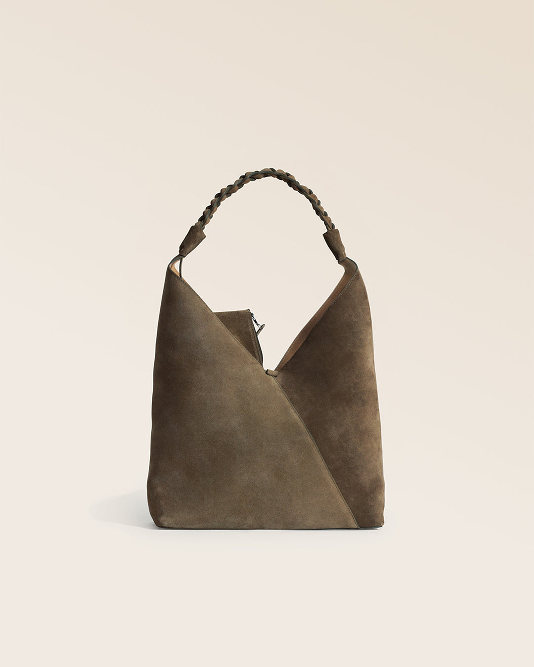Notre sac Jade Renouard en cuir veau velours truffe, vu de face en studio.