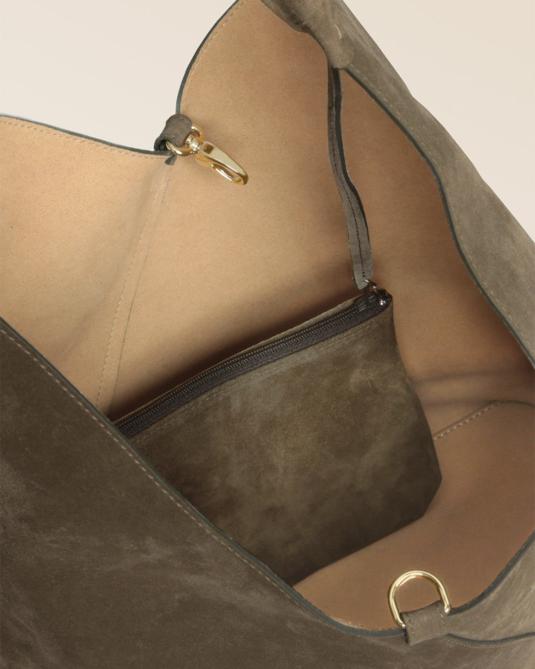 Notre sac Jade Renouard en cuir veau velours truffe, vu du dessus et ouvert en studio.