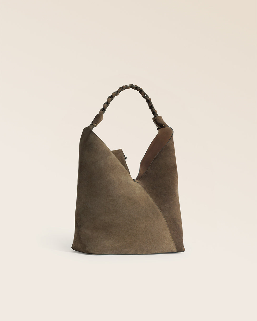 Notre sac Jade Renouard en cuir veau velours truffe, vu de quart en studio.