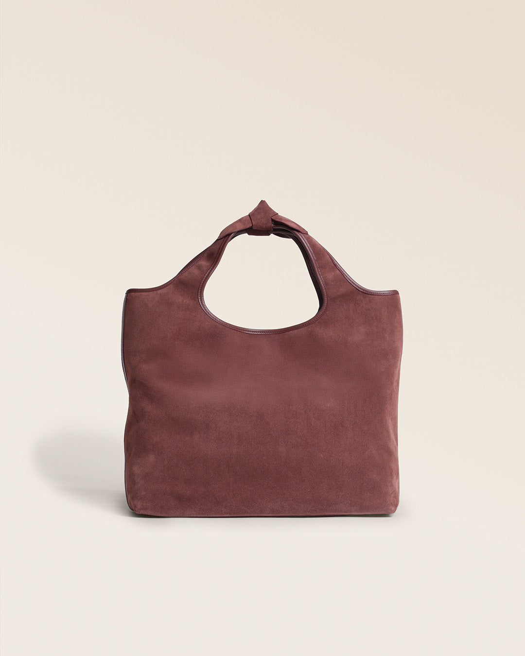 Le sac Jaipur Renouard en cuir veau velours acajou et ses poignées à noeuds, vu de dos en studio.