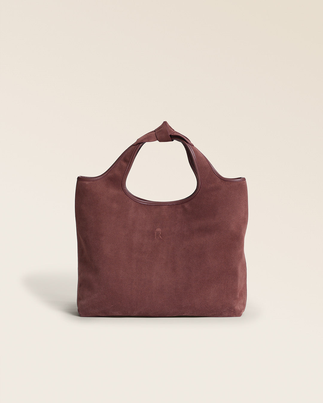 Le sac Jaipur Renouard en cuir veau velours acajou et ses poignées à noeuds, vu de face en studio.
