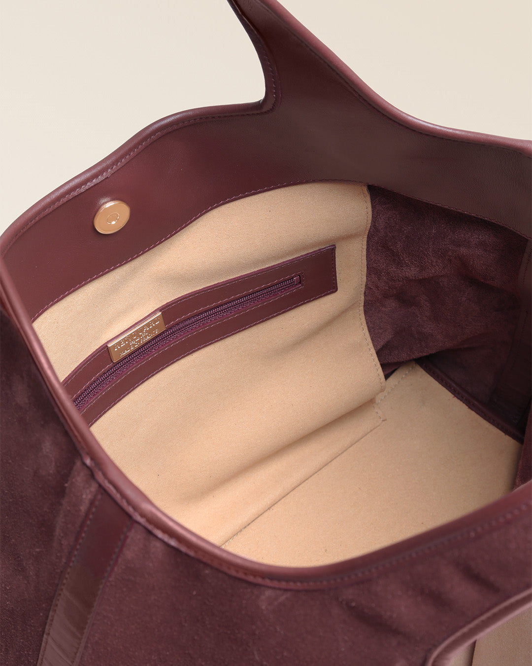 Le sac Jaipur Renouard en cuir veau velours acajou et ses poignées à noeuds, vu ouvert en studio.