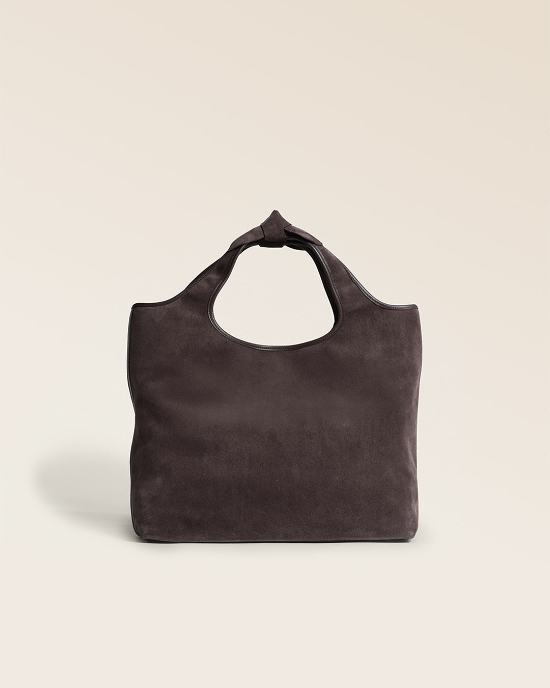 Le sac Jaïpur Renouard en cuir veau velours espresso, vu de dos en studio.