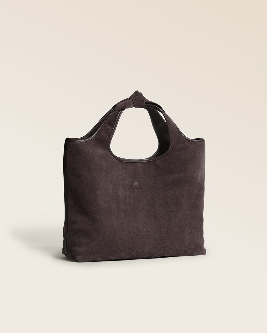 Le sac Jaïpur Renouard en cuir veau velours espresso, vu de quart en studio.