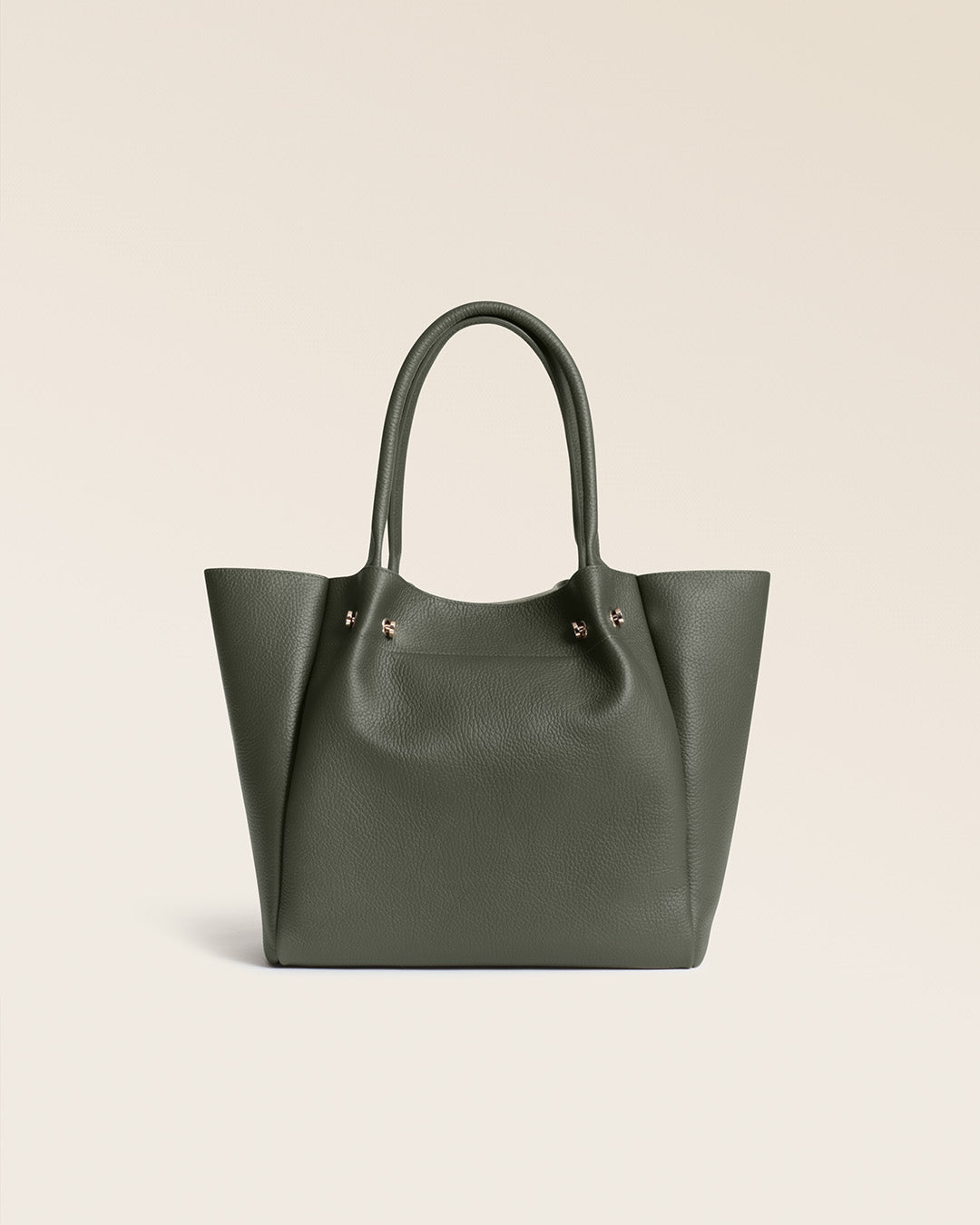 Notre sac Josepha Renouard en cuir façon vigogne kaki, vu de dos en studio.