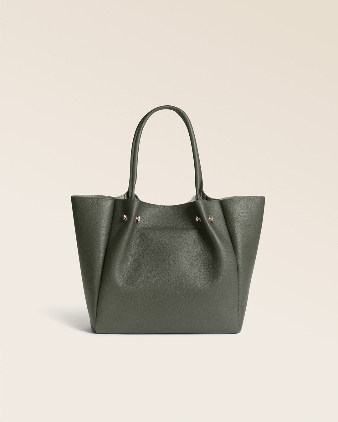 Notre sac Josepha Renouard en cuir façon vigogne kaki, vu de face en studio.