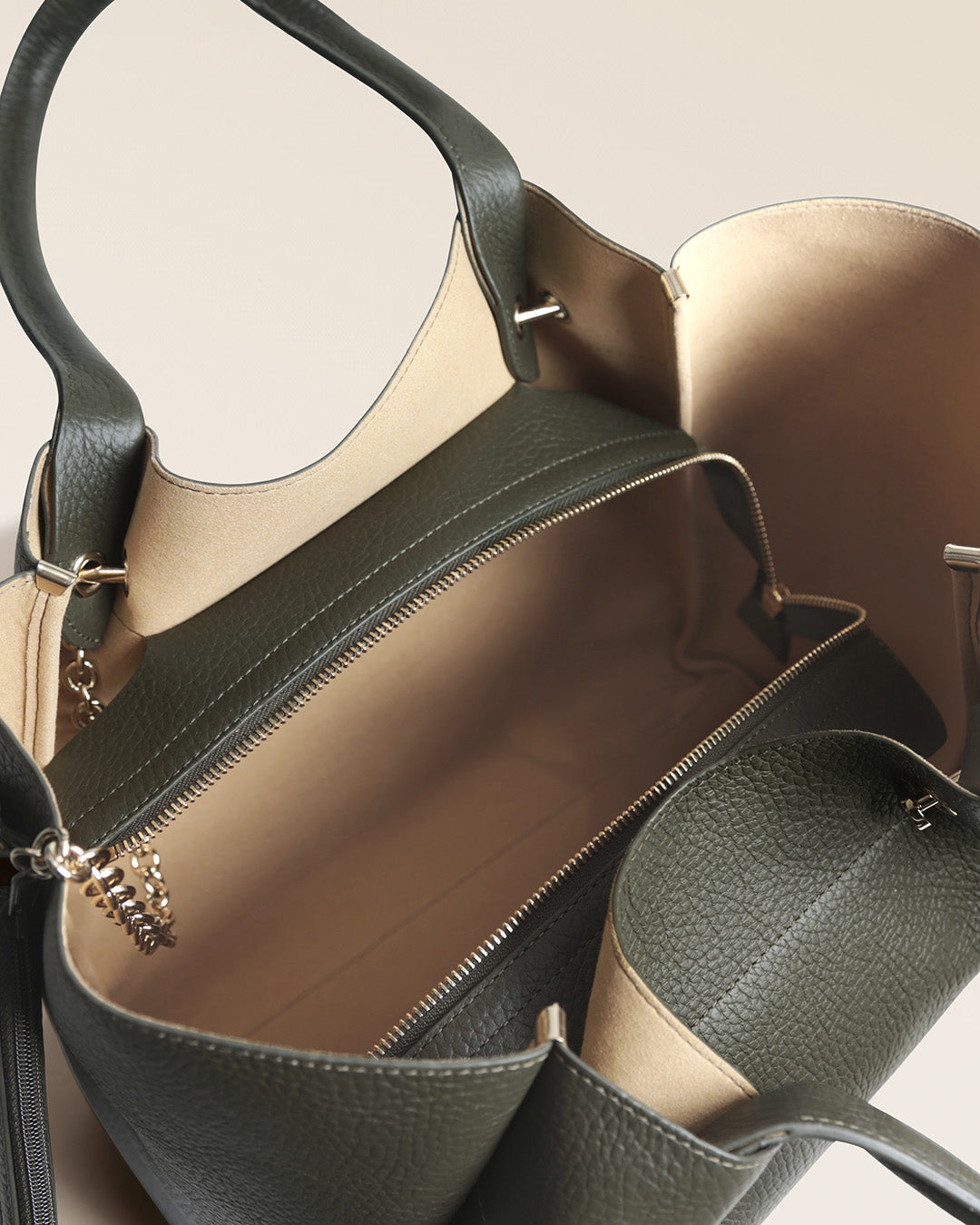 Notre sac Josepha Renouard en cuir façon vigogne kaki, vu de l'intérieur en studio.