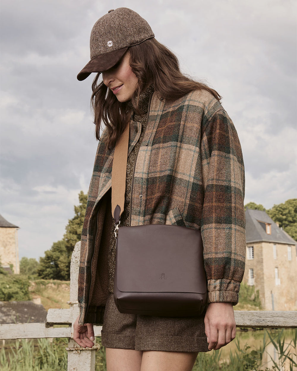 Notre sac Joy Renouard en cuir lisse ébène et bandoulière coton, vu porté par notre mannequin.
