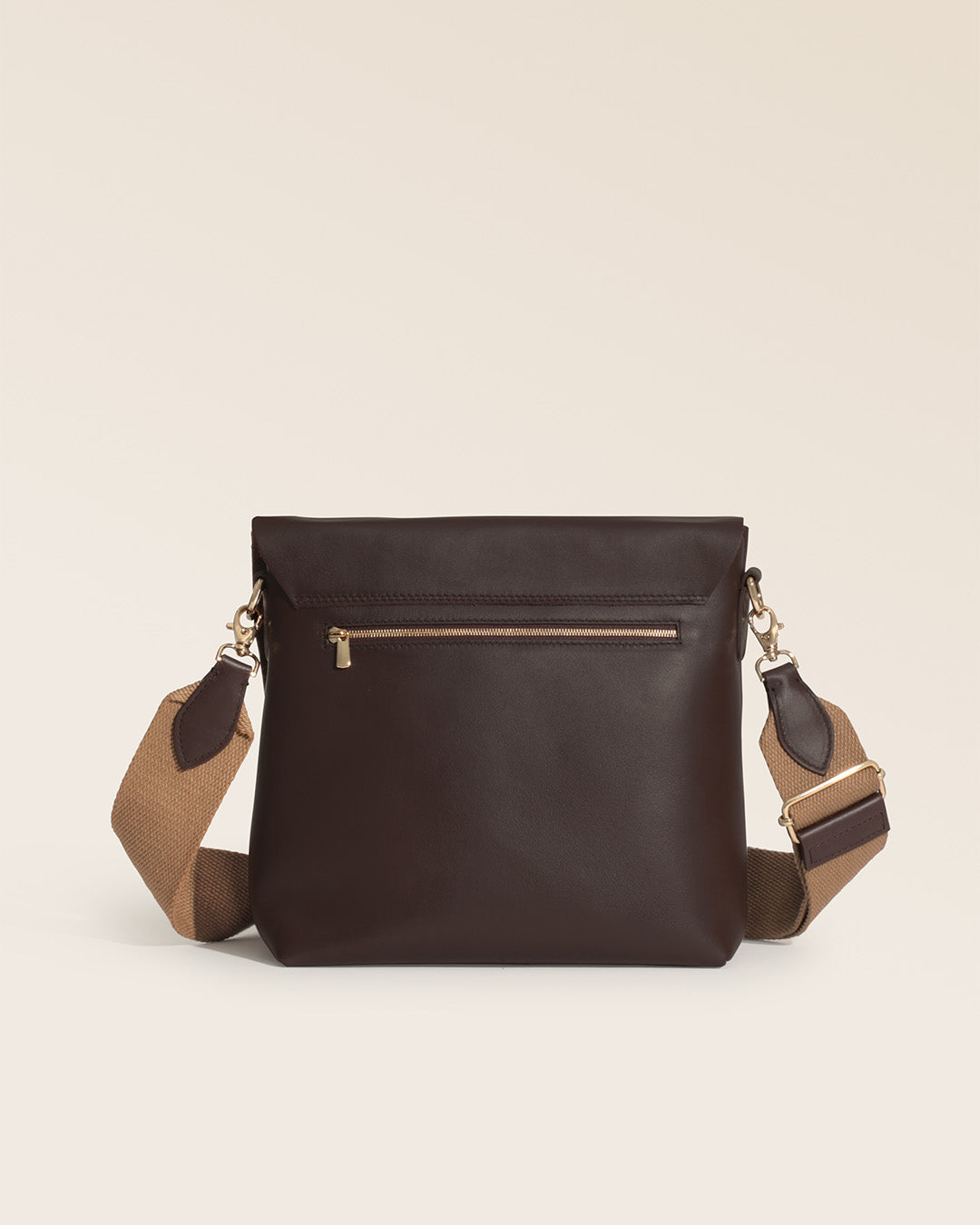 Notre sac Joy Renouard en cuir lisse ébène et bandoulière coton, vu de dos en studio.