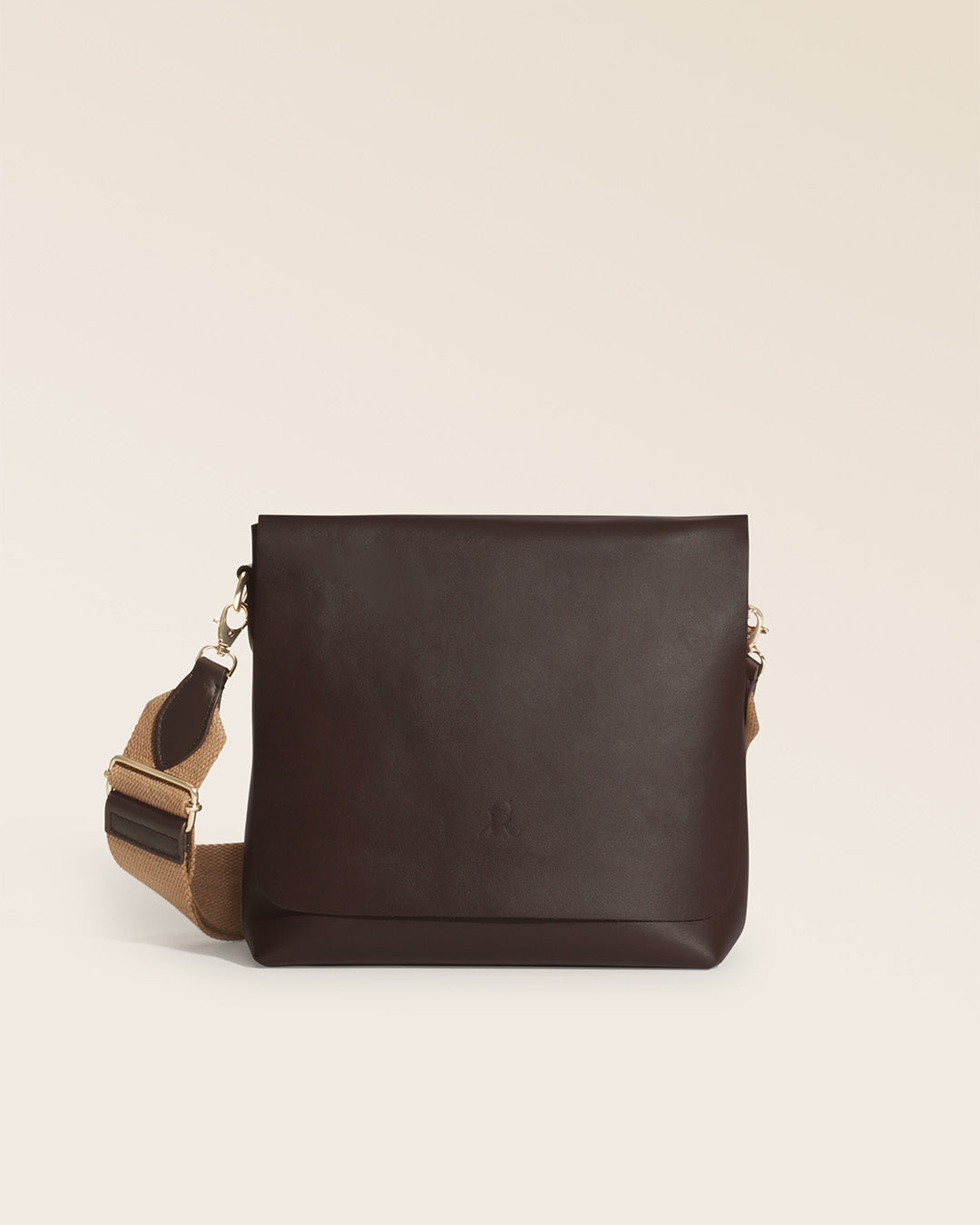 Notre sac Joy Renouard en cuir lisse ébène et bandoulière coton, vu de face en studio.