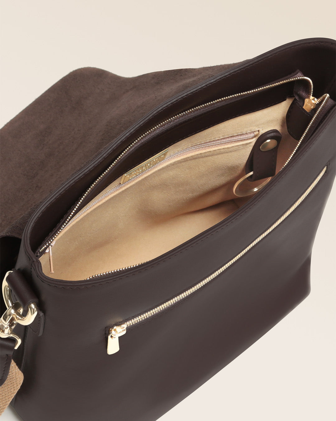 Notre sac Joy Renouard en cuir lisse ébène et bandoulière coton, vu ouvert en studio.