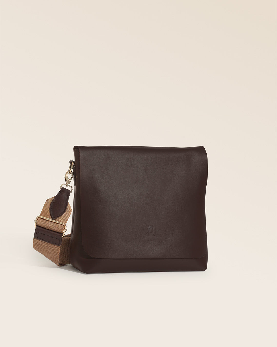 Notre sac Joy Renouard en cuir lisse ébène et bandoulière coton, vu de quart en studio.