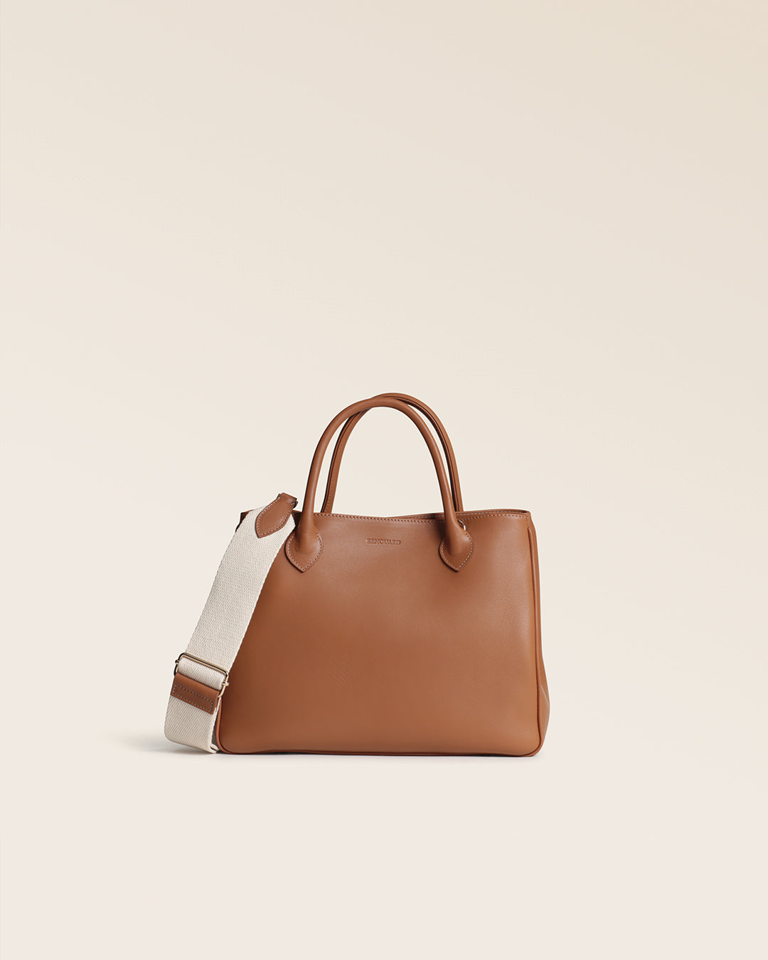 Notre sac Ker Balmoral Renouard en cuir vintage camel, vu de face en studio.