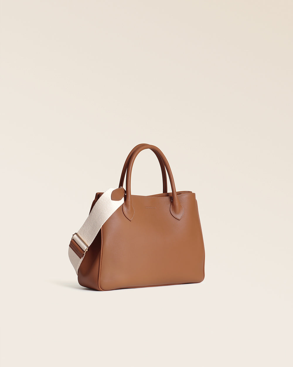 Notre sac Ker Balmoral Renouard en cuir vintage camel, vu de quart en studio.