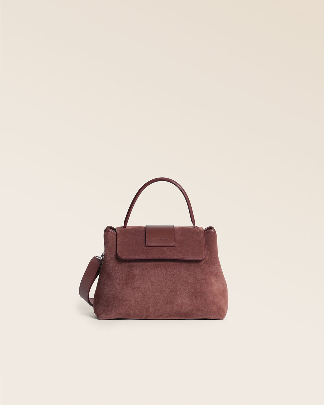 Le sac Kimono Renouard en cuir veau velours acajou et cuir lisse acajou, vu de dos en studio.