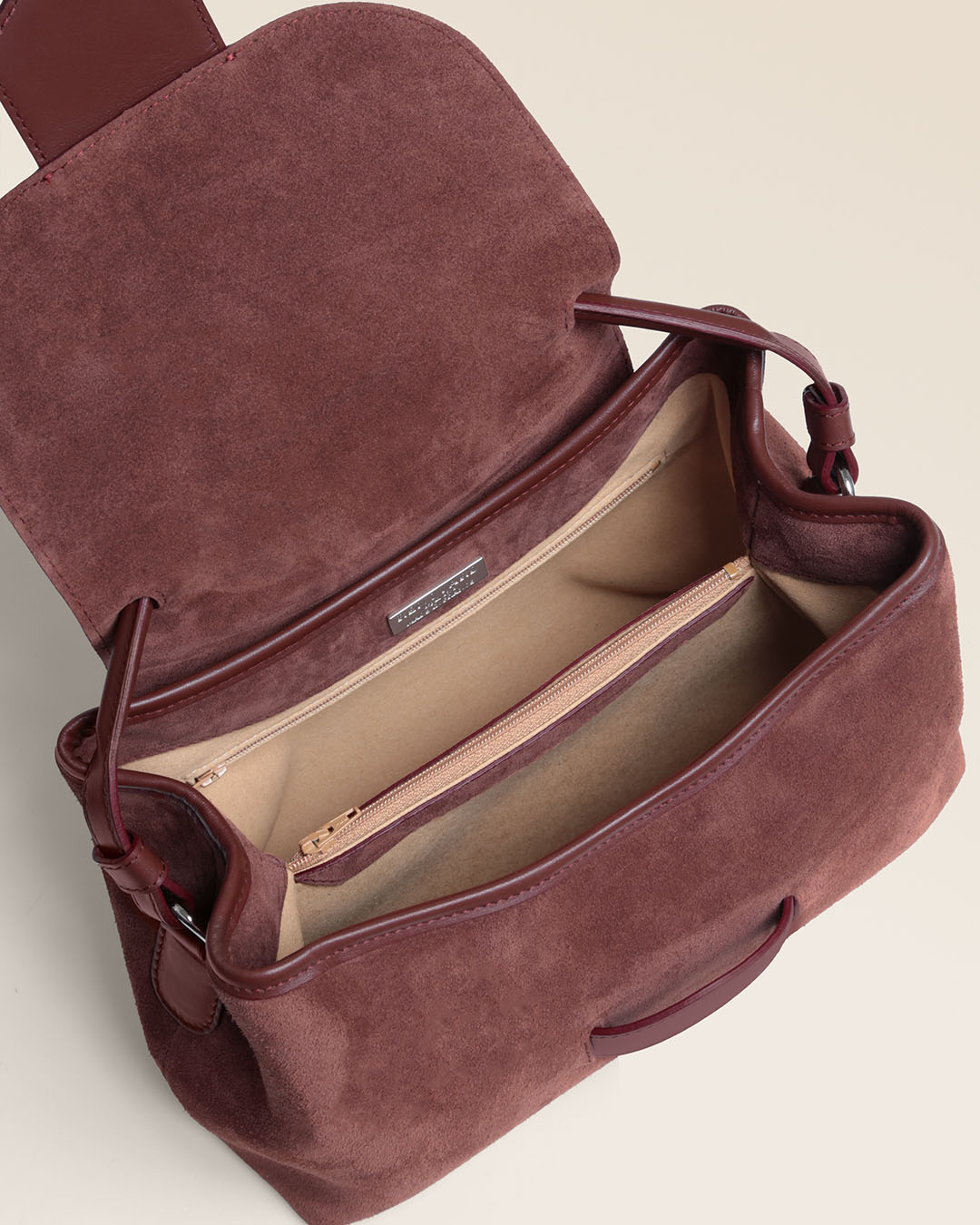 Le sac Kimono Renouard en cuir veau velours acajou et cuir lisse acajou, vu ouvert en studio.