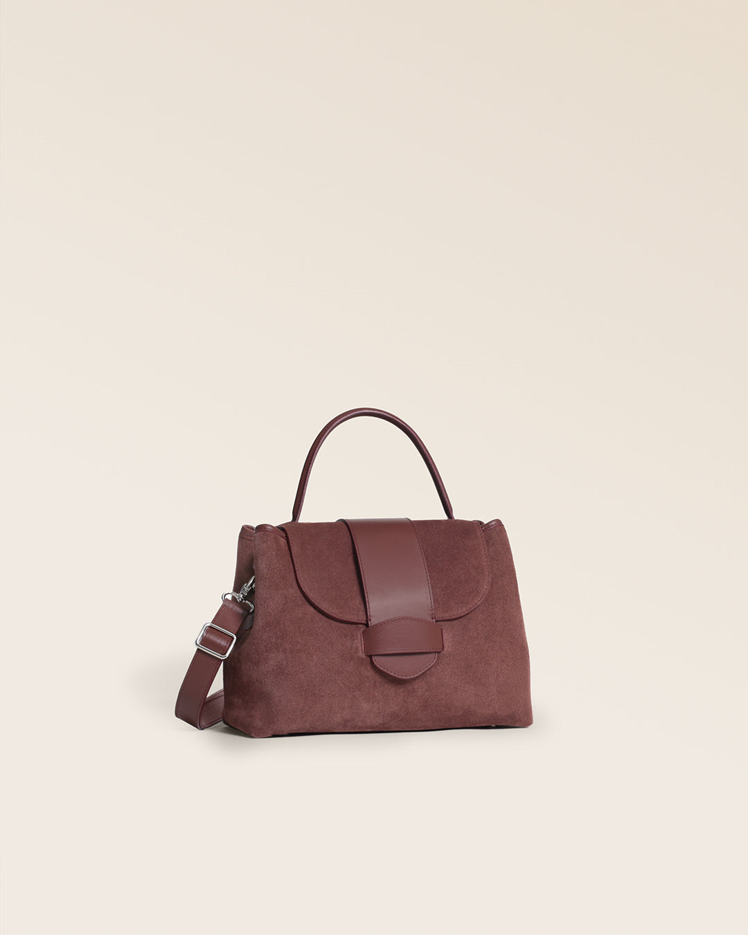 Le sac Kimono Renouard en cuir veau velours acajou et cuir lisse acajou, vu de quart en studio.