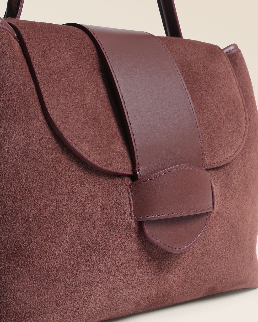 Le sac Kimono Renouard en cuir veau velours acajou et cuir lisse acajou, vu de près en studio.