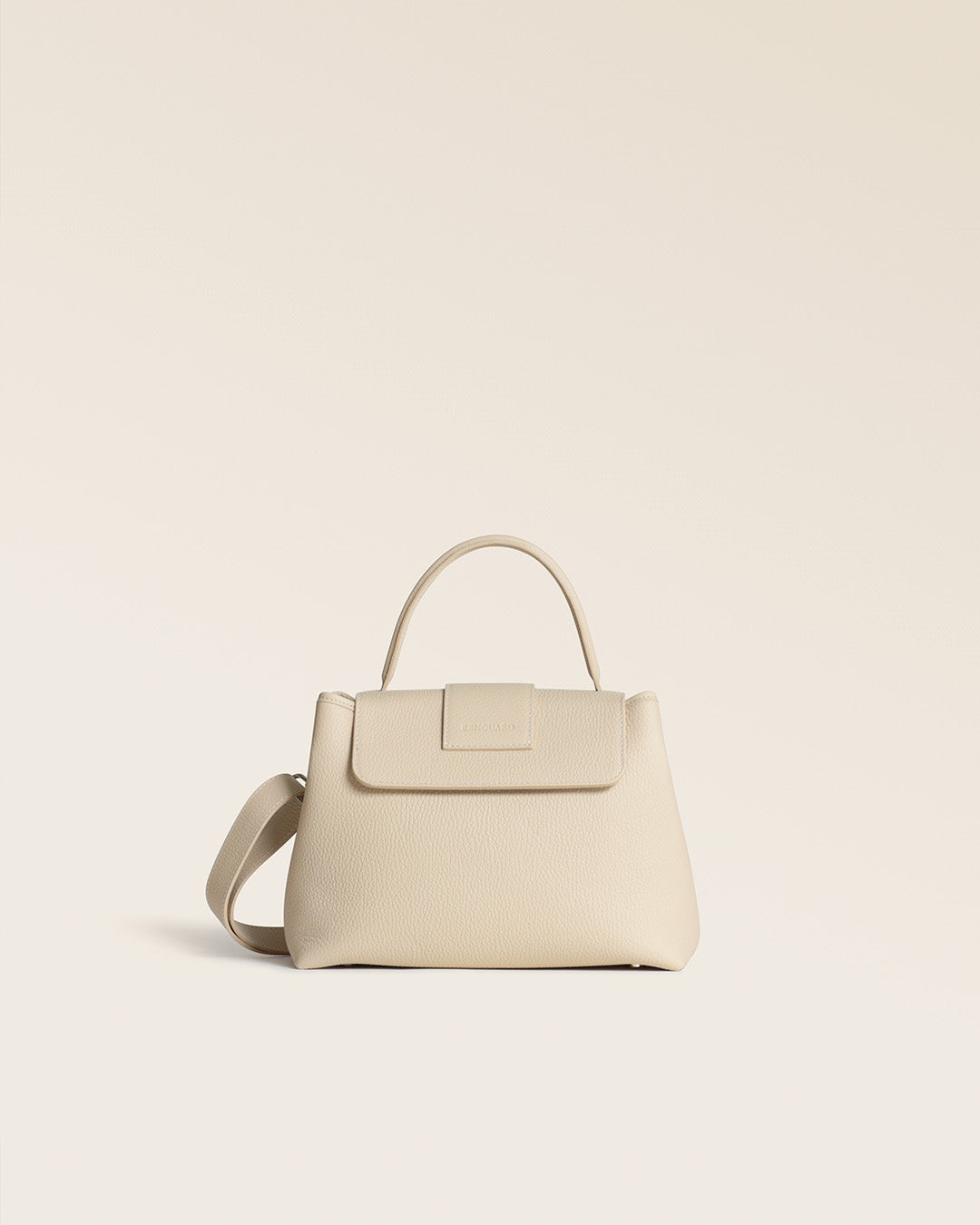 Notre sac Kimono Renouard en cuir façon vigogne crème, vu de dos en studio.