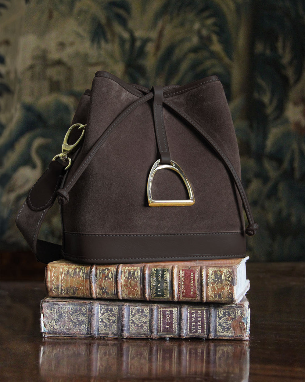 Notre sac Léandre Renouard en cuir veau velours espresso et cuir lisse ébène, vu de face en ambiance.