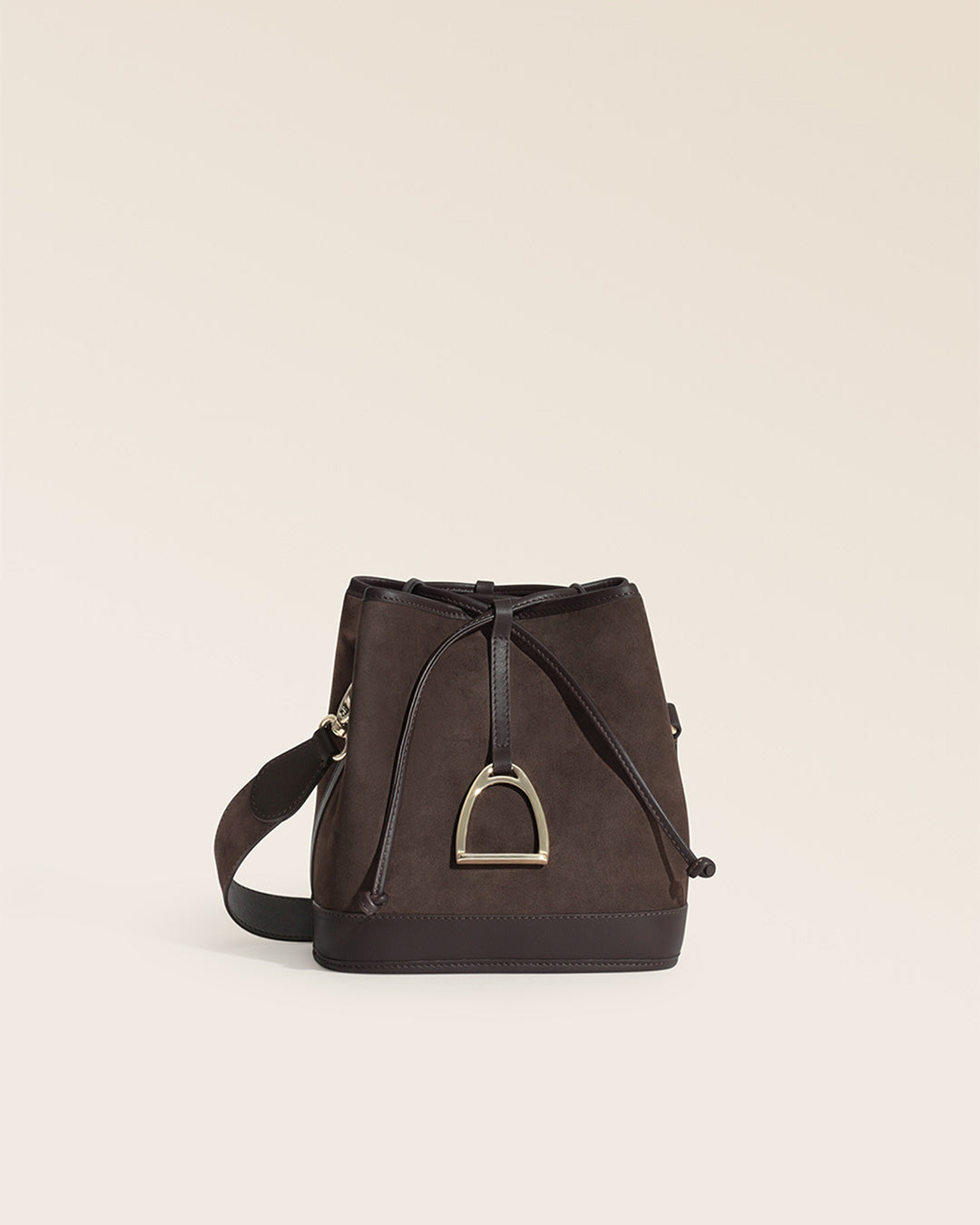 Notre sac Léandre Renouard en cuir veau velours espresso et cuir lisse ébène, vu de face en studio.
