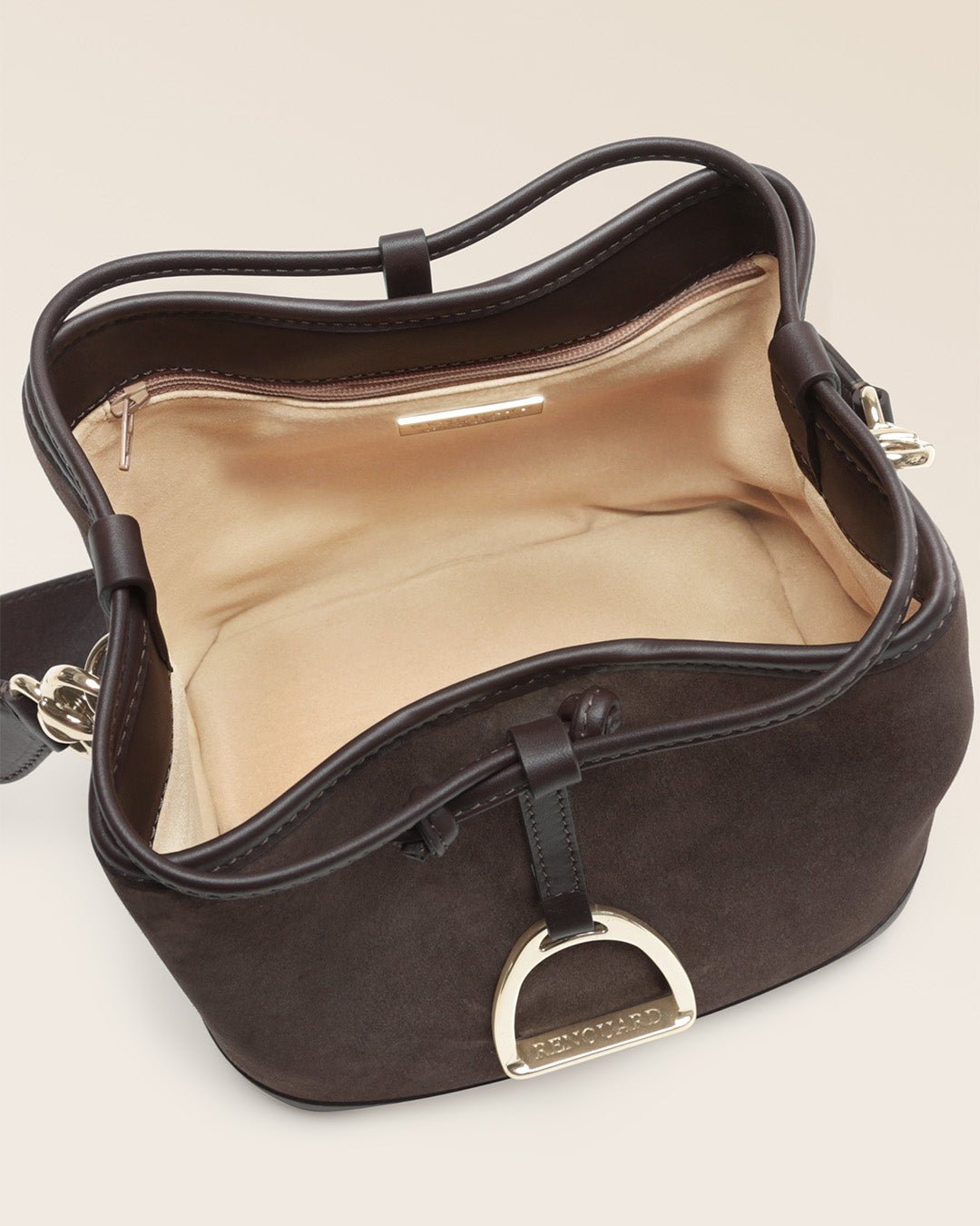 Notre sac Léandre Renouard en cuir veau velours espresso et cuir lisse ébène, vu ouvert en studio.