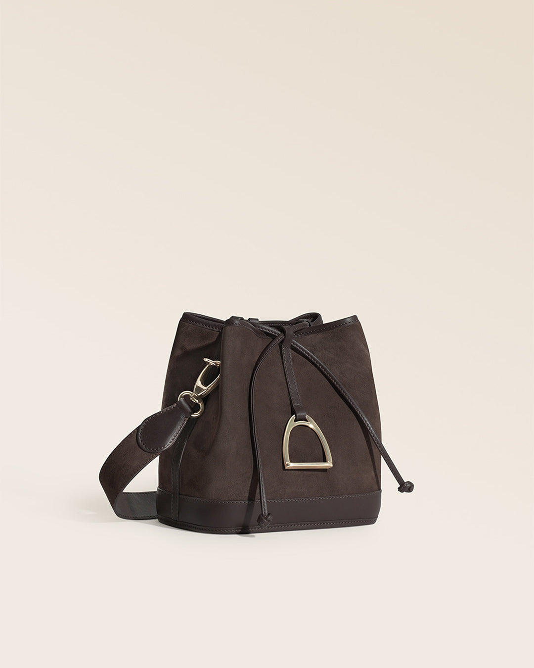 Notre sac Léandre Renouard en cuir veau velours espresso et cuir lisse ébène, vu de quart en studio.