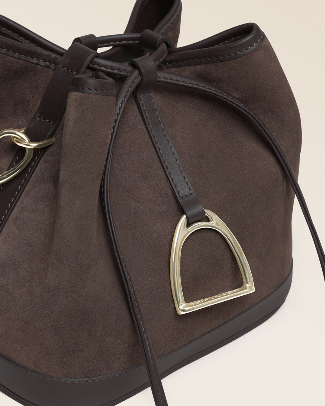 Notre sac Léandre Renouard en cuir veau velours espresso et cuir lisse ébène, vu de près en studio.