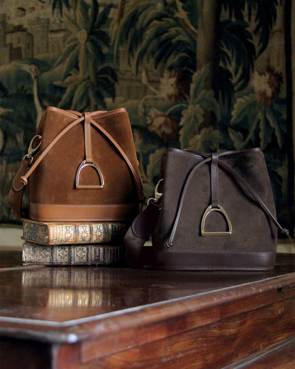Notre sac Léandre Renouard en cuir veau velours noisette et cuir vintage camel, vu de face en ambiance.