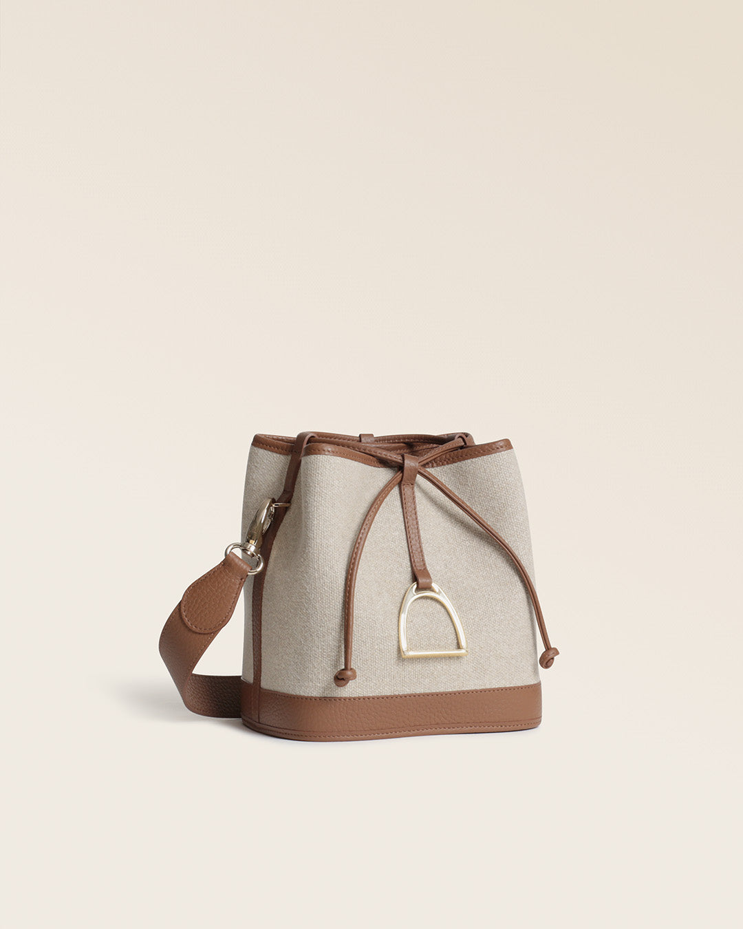 Notre sac Léandre Renouard en toile de lin et en cuir façon vigogne fauve, vu de quart en studio.