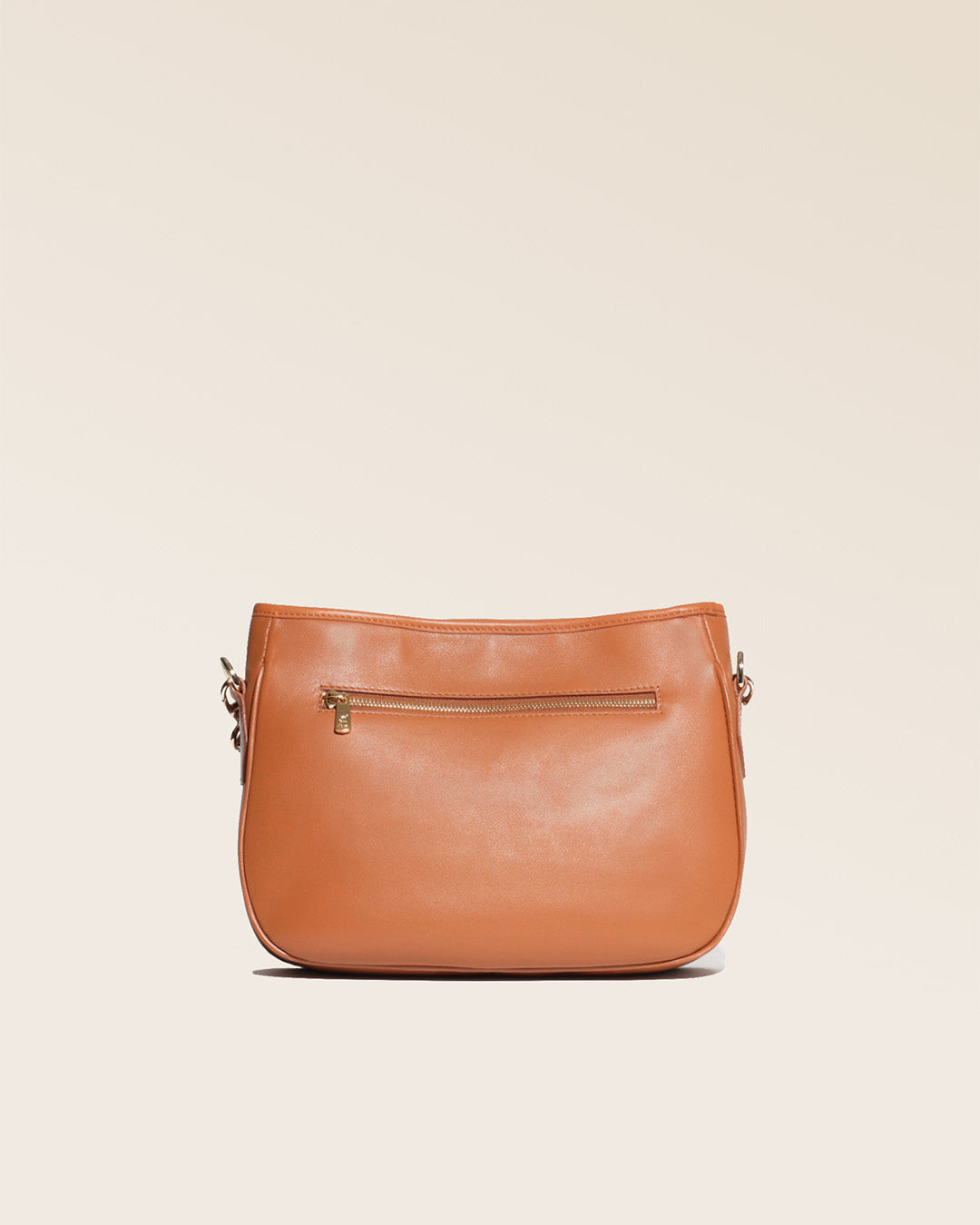 Notre sac Léonore en cuir vintage camel vu de dos en studio.