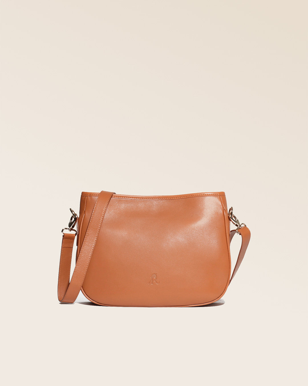Notre sac Léonore en cuir vintage camel vu de face en studio.