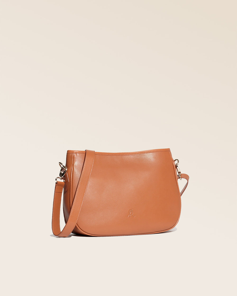 Notre sac Léonore en cuir vintage camel vu de quart en studio.