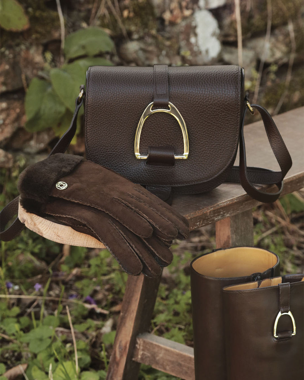 Notre sac Licol Renouard en cuir façon vigogne chocolat, vu en ambiance.
