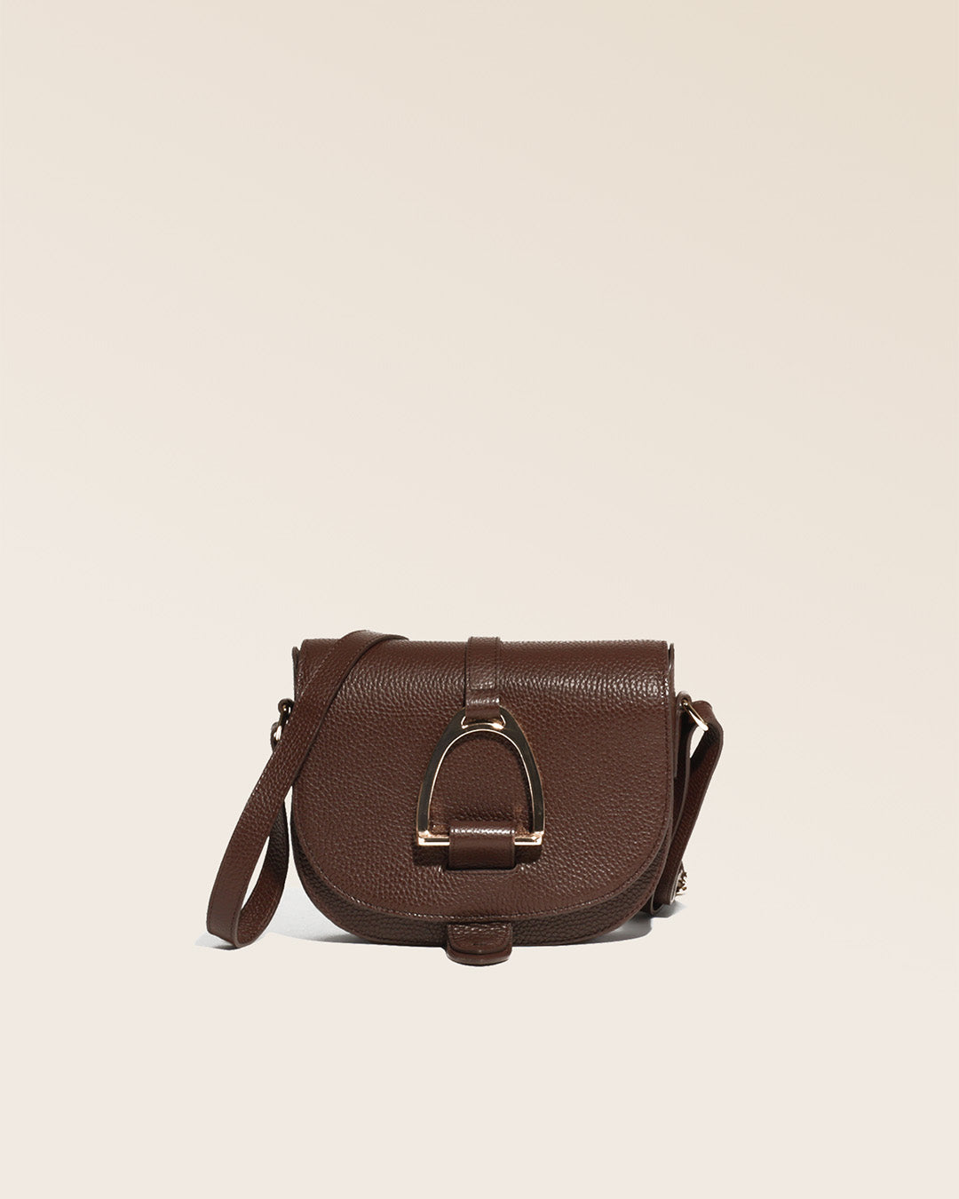 Notre sac Licol Renouard en cuir façon vigogne chocolat, vu de face en studio.
