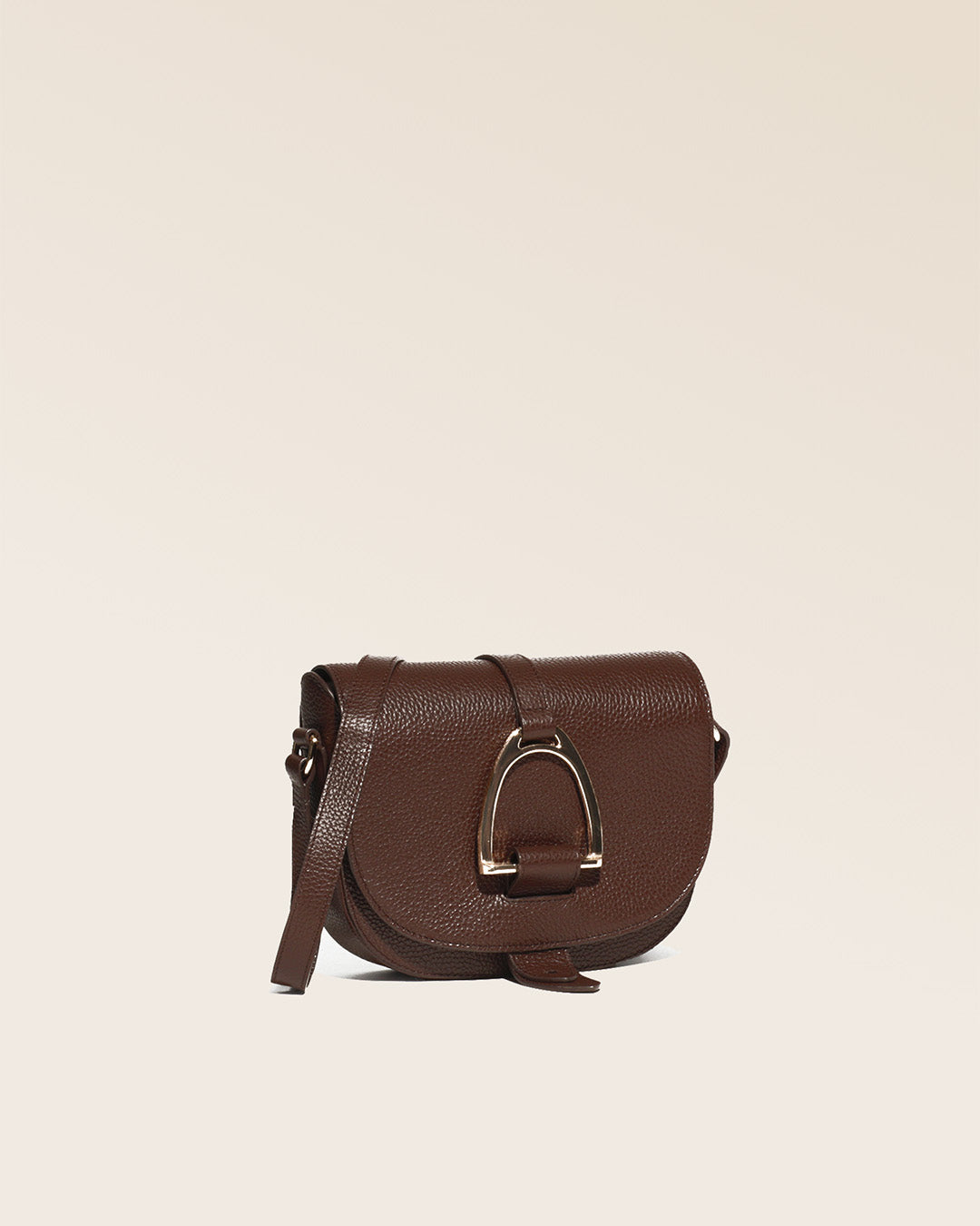 Notre sac Licol Renouard en cuir façon vigogne chocolat, vu de quart en studio.