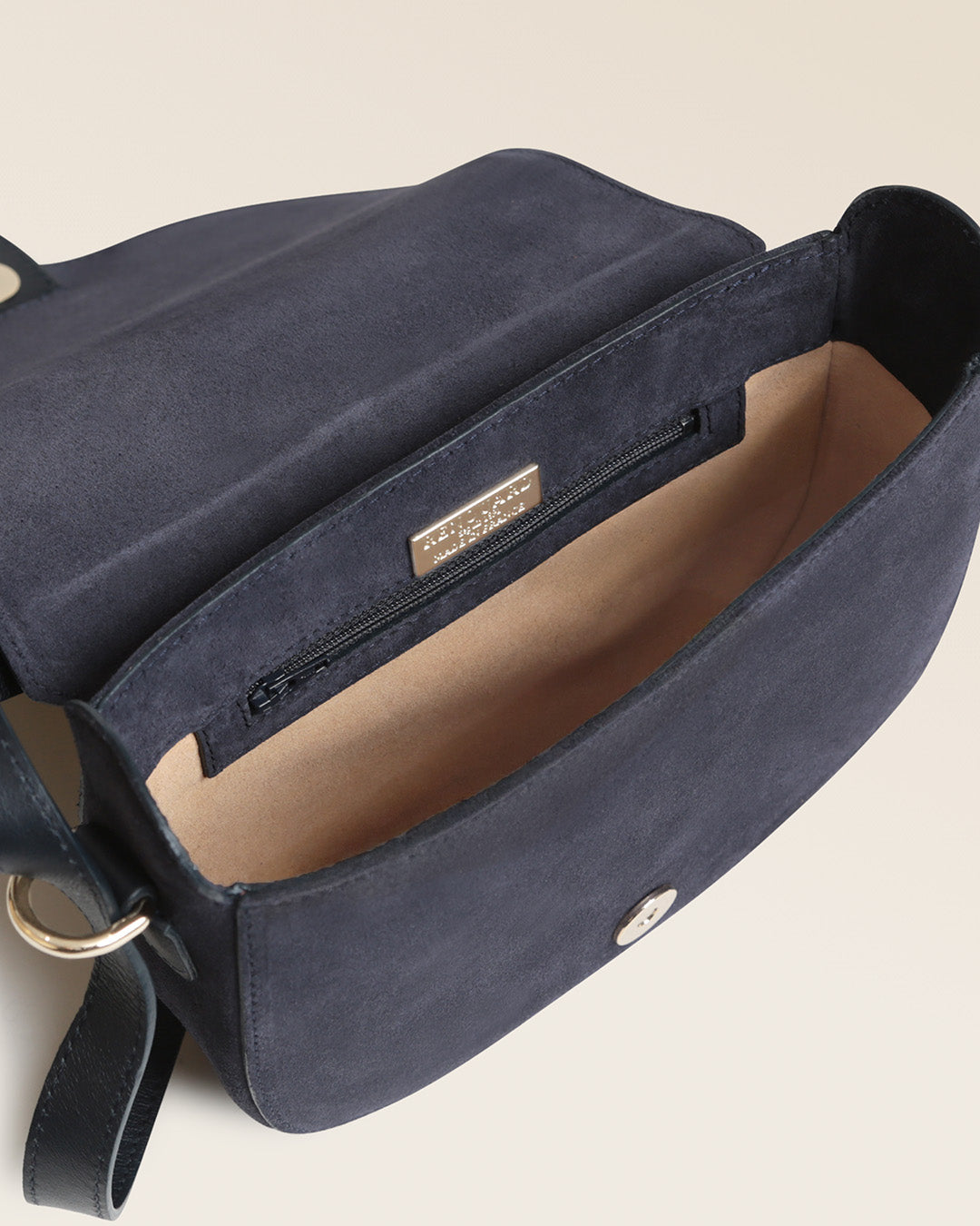 Notre sac Licol Renouard en cuir veau velours encre, vu de l'intérieur en studio.