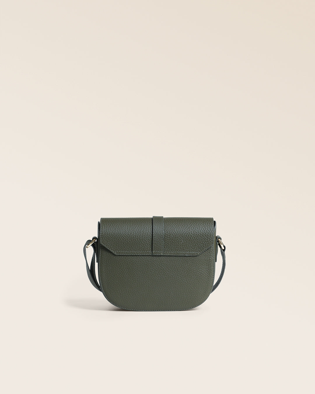 Le sac Licol Renouard en cuir façon vigogne kaki et son étrier doré pâle, vu de dos en studio.
