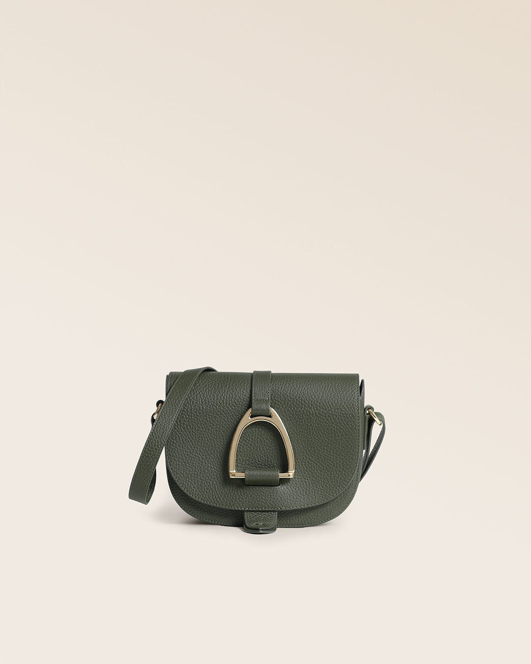 Le sac Licol Renouard en cuir façon vigogne kaki et son étrier doré pâle, vu de face en studio.