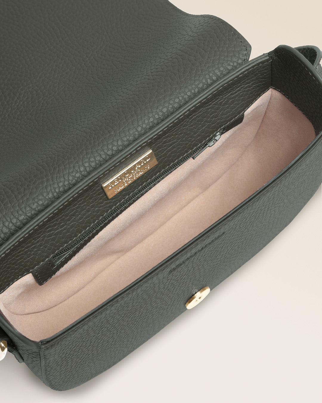Le sac Licol Renouard en cuir façon vigogne kaki et son étrier doré pâle, vu ouvert en studio.