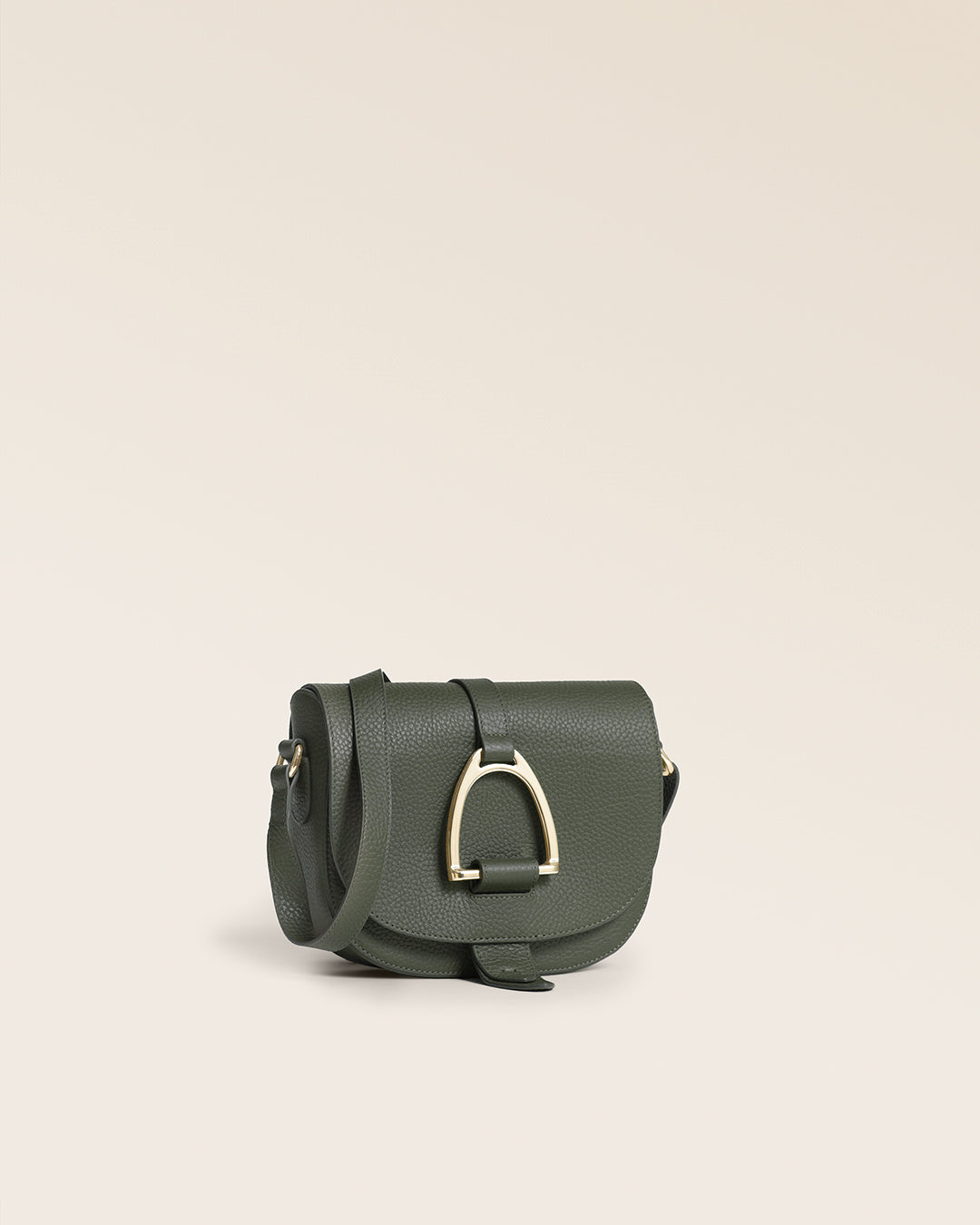 Le sac Licol Renouard en cuir façon vigogne kaki et son étrier doré pâle, vu de quart en studio.