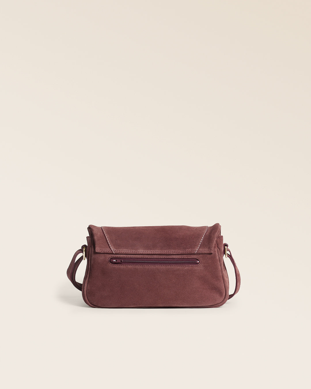 Le sac Lou Renouard en cuir veau velours acajou et ses accessoires dorés, vu de dos en studio.