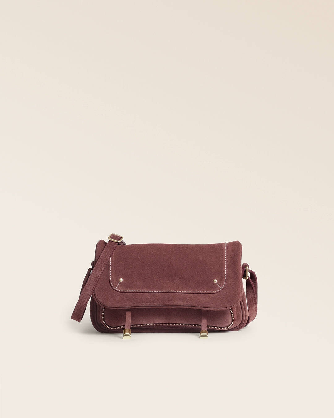 Le sac Lou Renouard en cuir veau velours acajou et ses accessoires dorés, vu de face en studio.