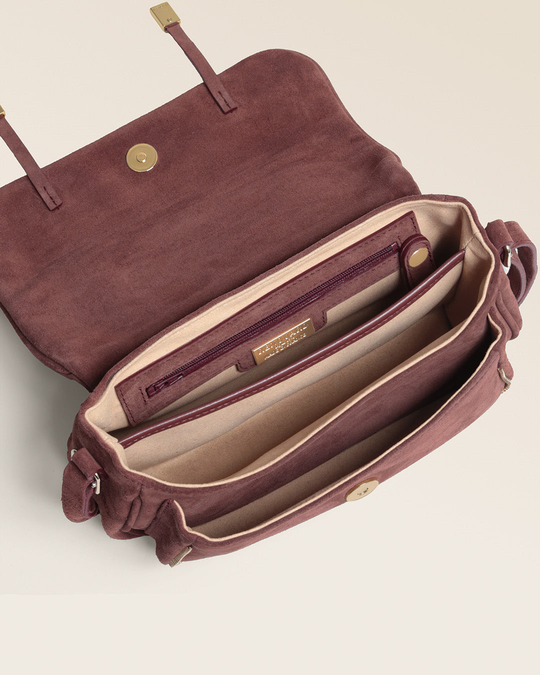 Le sac Lou Renouard en cuir veau velours acajou et ses accessoires dorés, vu ouvert en studio.
