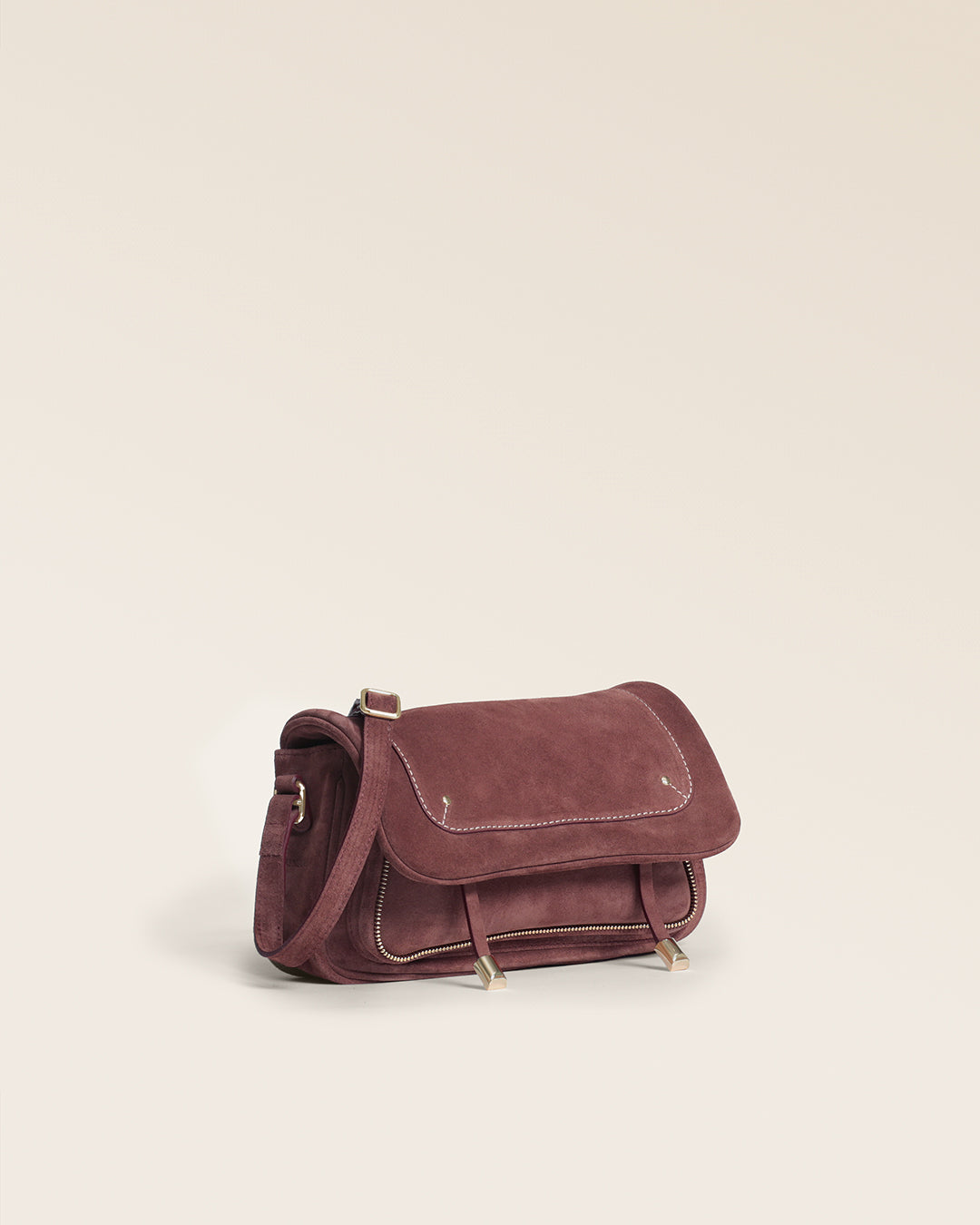 Le sac Lou Renouard en cuir veau velours acajou et ses accessoires dorés, vu de quart en studio.