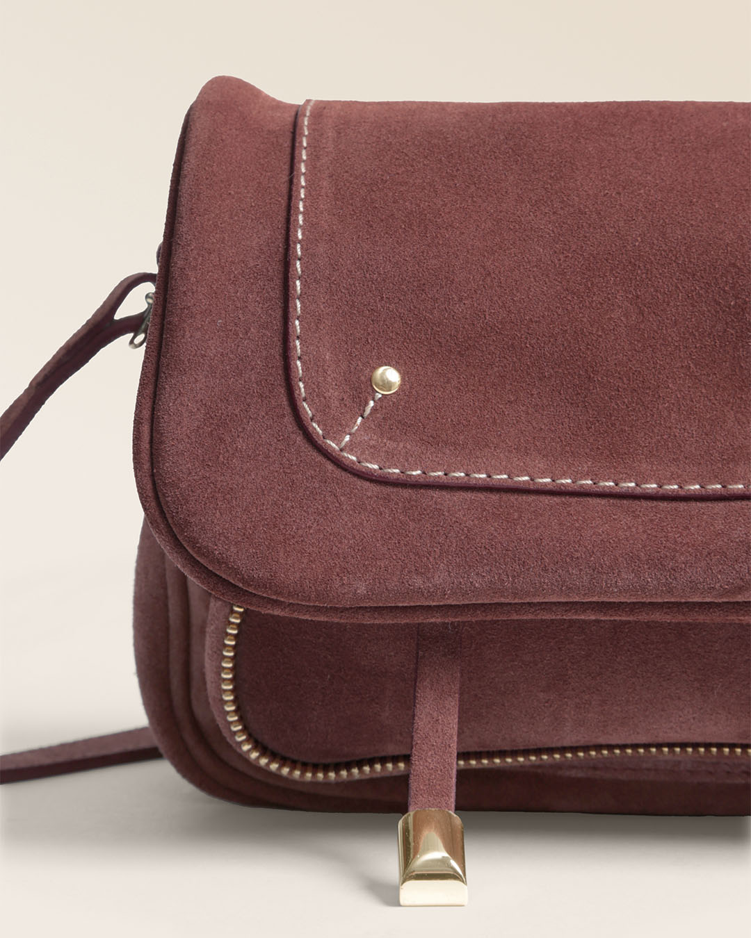Le sac Lou Renouard en cuir veau velours acajou et ses accessoires dorés, vu en détails en studio.